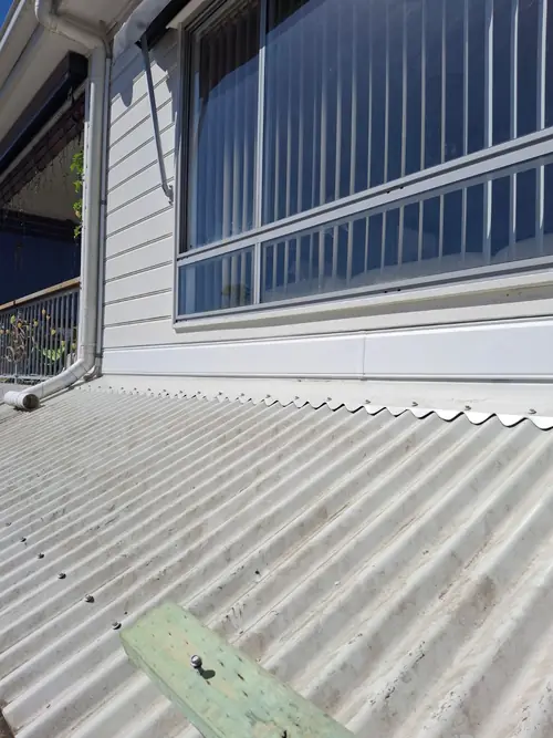 The sarking paper was installed incorrectly and created a leak, the cladding boards have been replaced and the sarking has been cut for the water to evacuate on the flashing.