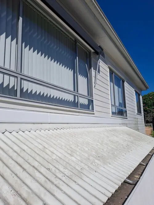 The sarking paper was installed incorrectly and created a leak, the cladding boards have been replaced and the sarking has been cut for the water to evacuate on the flashing.