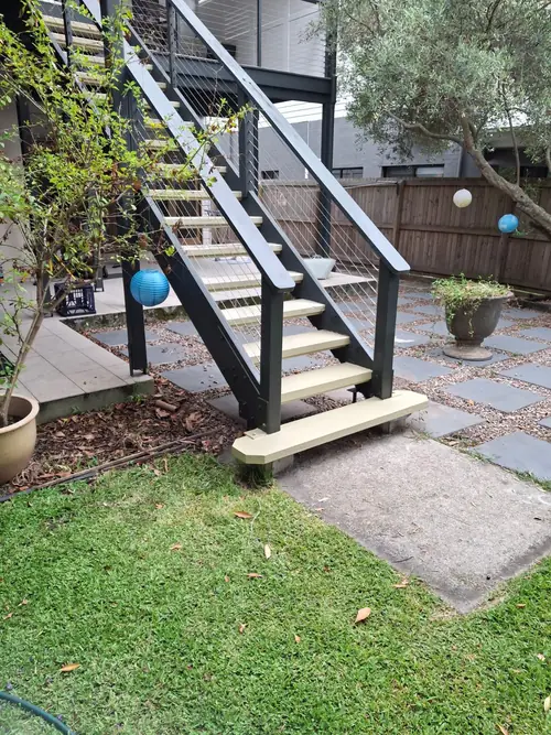 To avoid the big bill replacing the entire srair as the stringer dropped because of the rot I came up with the idea to weld a steel plate and bolt it to the stringer and posts. I've added a couple of stirrup as an extra.