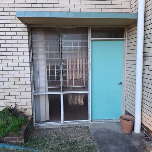 Replacement of a door that has been eaten by termites. We also replace a jamb and fix some parts with hardwood.