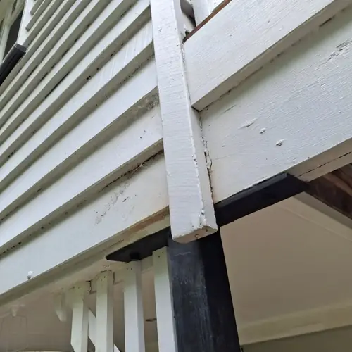 Replacement of a deck with it's structure. All the joist have been replaced with f14 hardwood painted with 1 coat of dulux primer and 2 coats of dulux weathershield prior to be installed. The decking boards are kwila. We also replaced a step and a post on the stair.